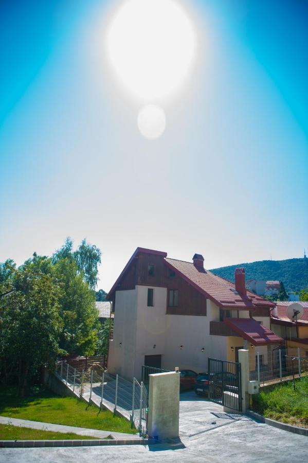 Snug Apartments - Private Parking Near Downtown Brasov Exterior photo