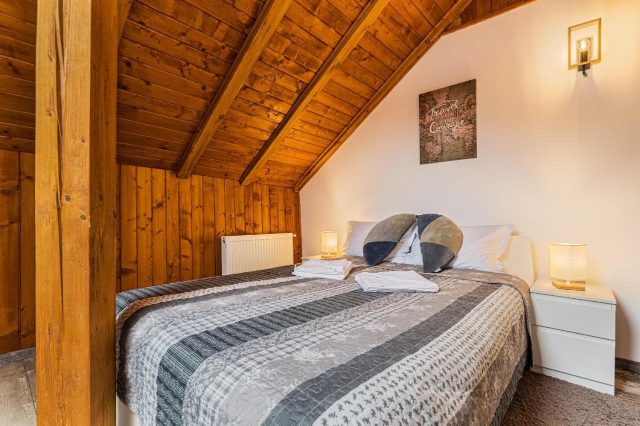 Snug Apartments - Private Parking Near Downtown Brasov Exterior photo